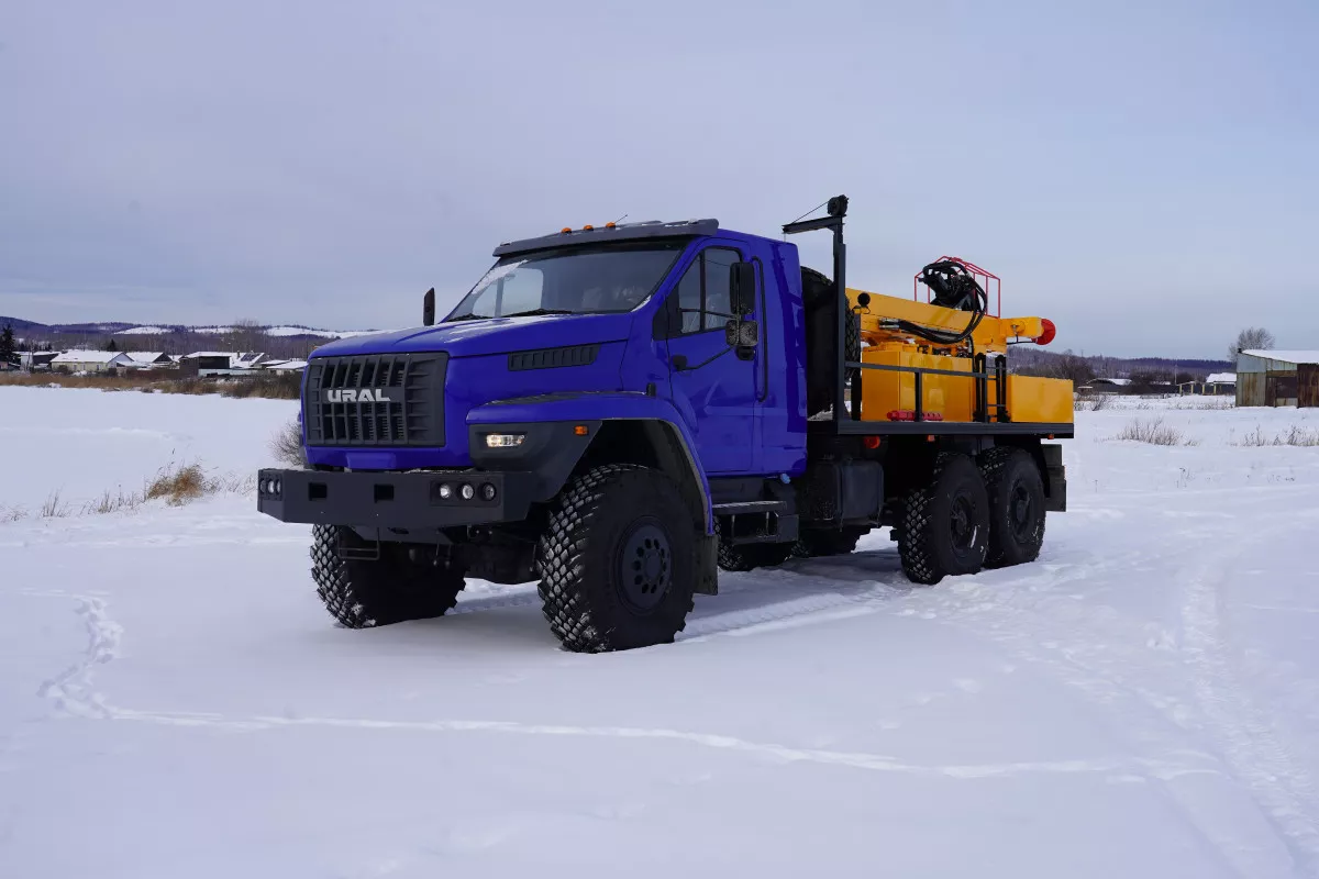 otgruzka-burovoj-ustanovki-aza-3m-na-shassi-ural-next-5557-72
