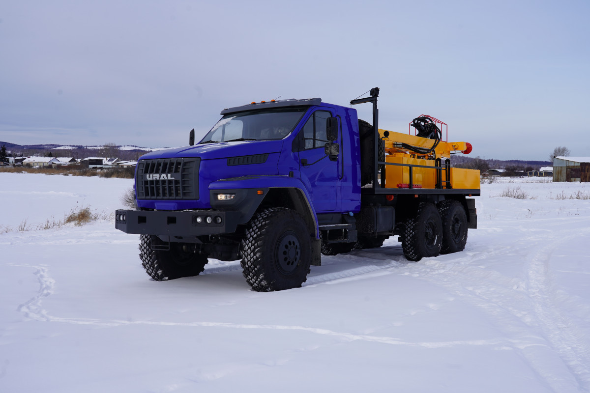 otgruzka-burovoj-ustanovki-aza-3m-na-shassi-ural-next-5557-72
