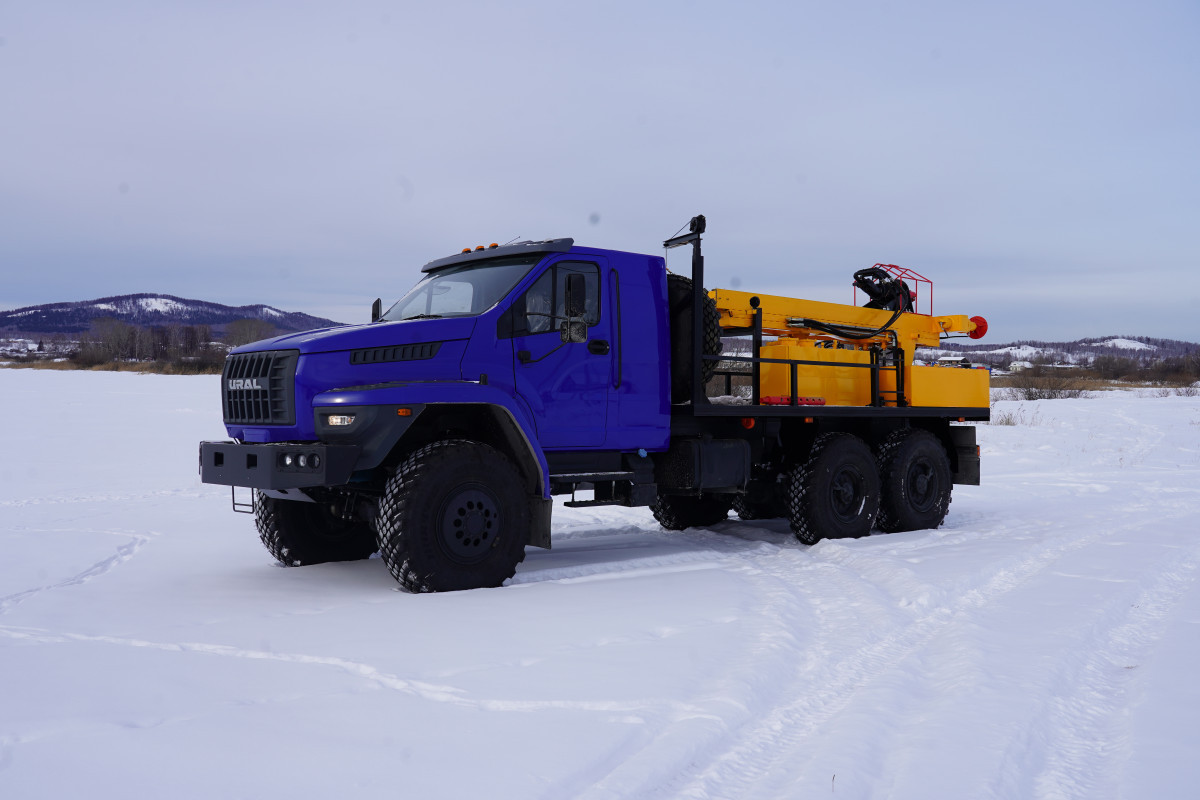 otgruzka-burovoj-ustanovki-aza-3m-na-shassi-ural-next-5557-72