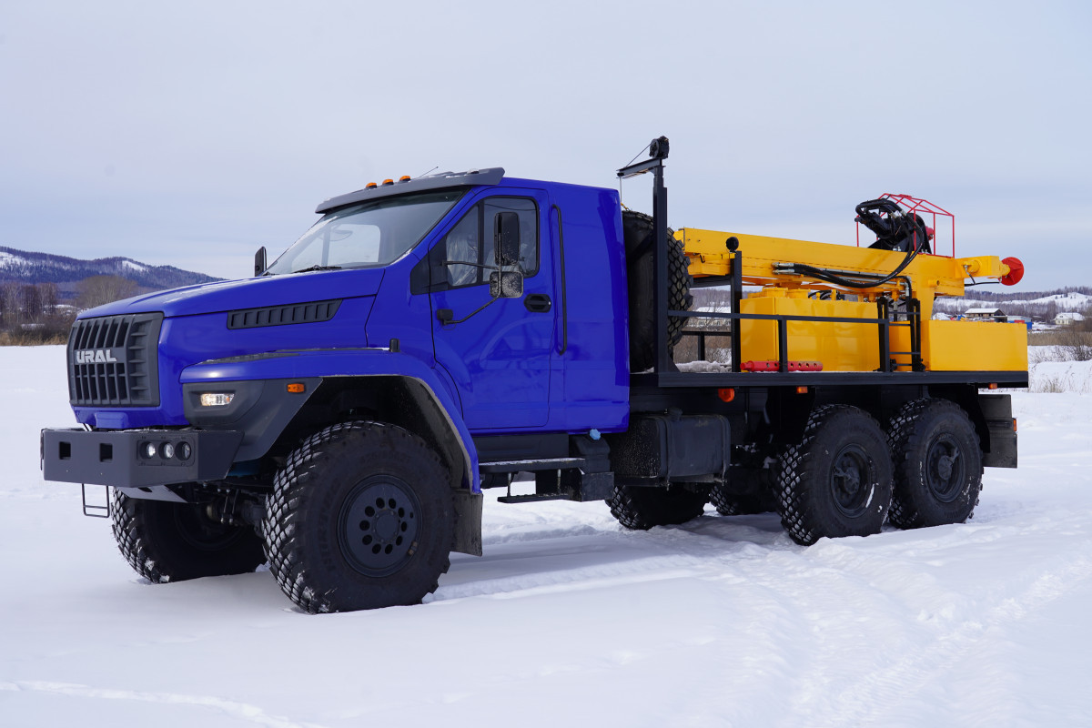 otgruzka-burovoj-ustanovki-aza-3m-na-shassi-ural-next-5557-72