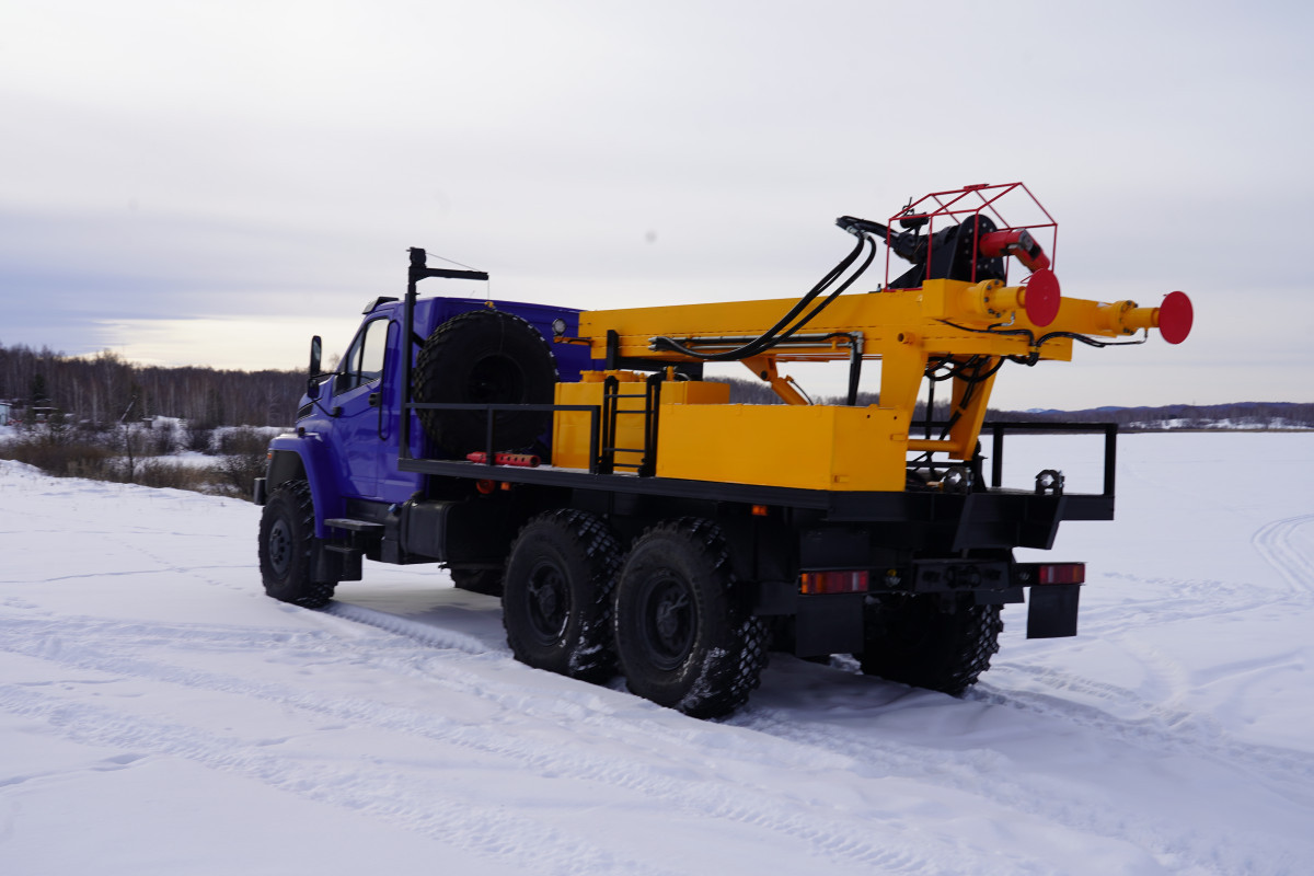 otgruzka-burovoj-ustanovki-aza-3m-na-shassi-ural-next-5557-72