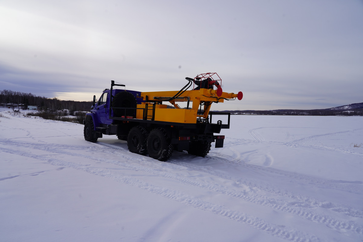 otgruzka-burovoj-ustanovki-aza-3m-na-shassi-ural-next-5557-72