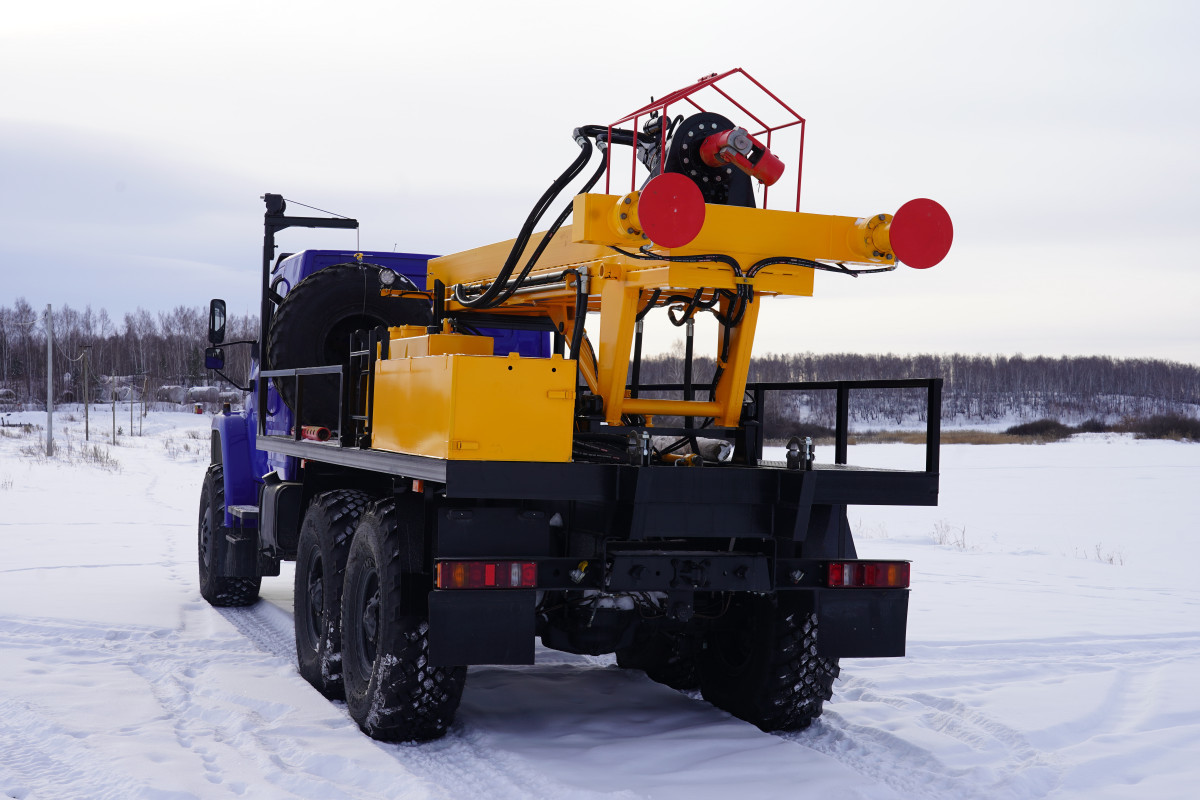 otgruzka-burovoj-ustanovki-aza-3m-na-shassi-ural-next-5557-72