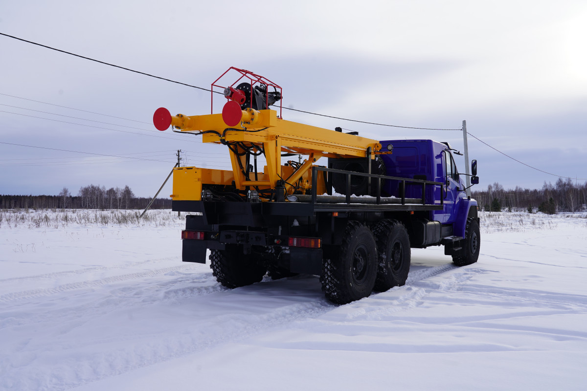 otgruzka-burovoj-ustanovki-aza-3m-na-shassi-ural-next-5557-72