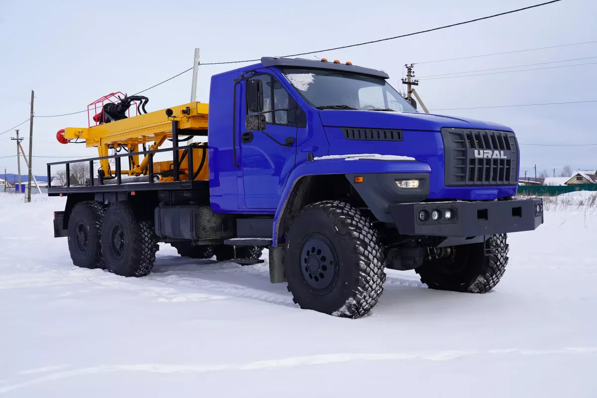 otgruzka-burovoj-ustanovki-aza-3m-na-shassi-ural-next-5557-72