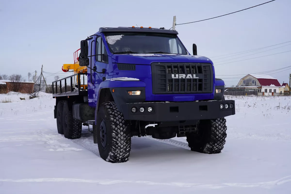 otgruzka-burovoj-ustanovki-aza-3m-na-shassi-ural-next-5557-72