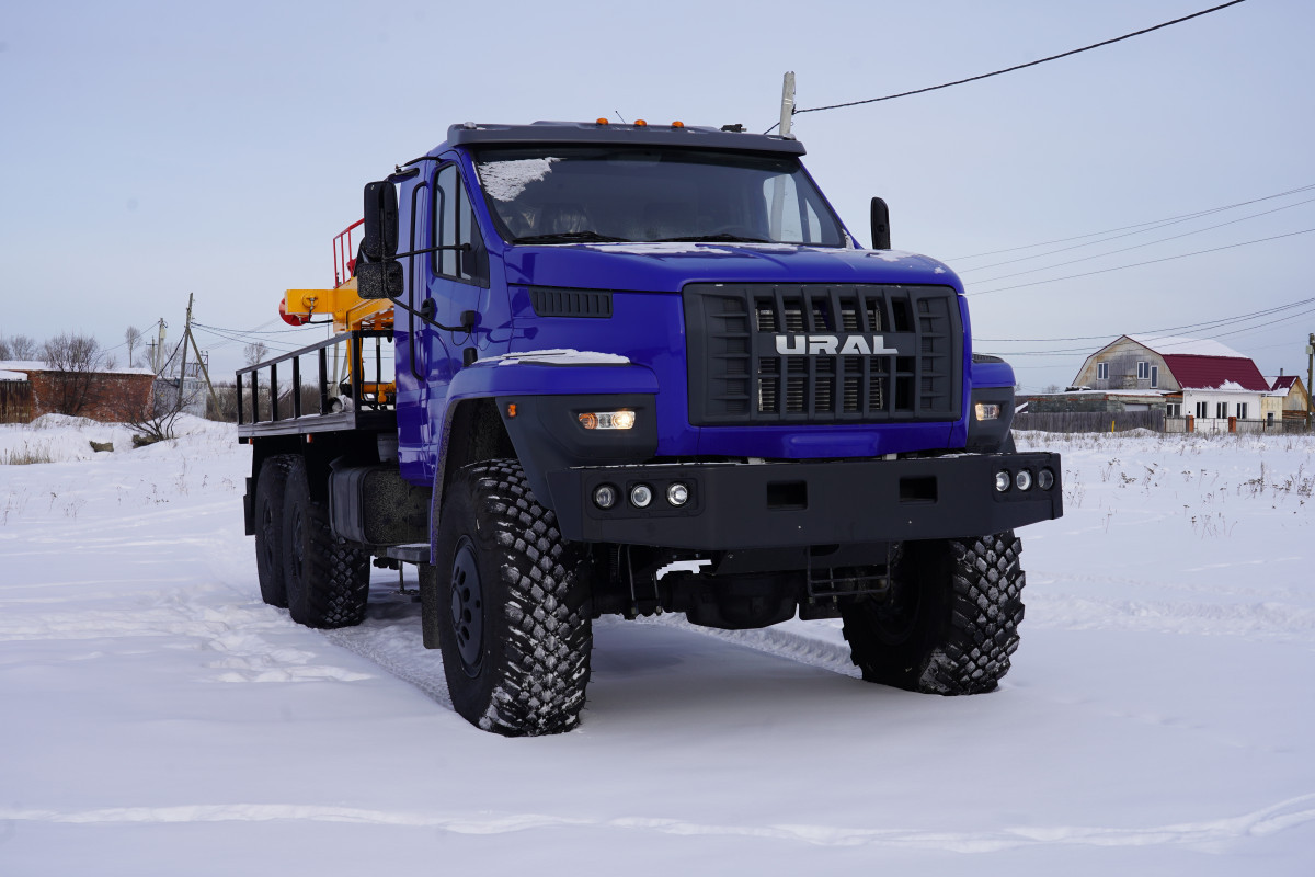 otgruzka-burovoj-ustanovki-aza-3m-na-shassi-ural-next-5557-72