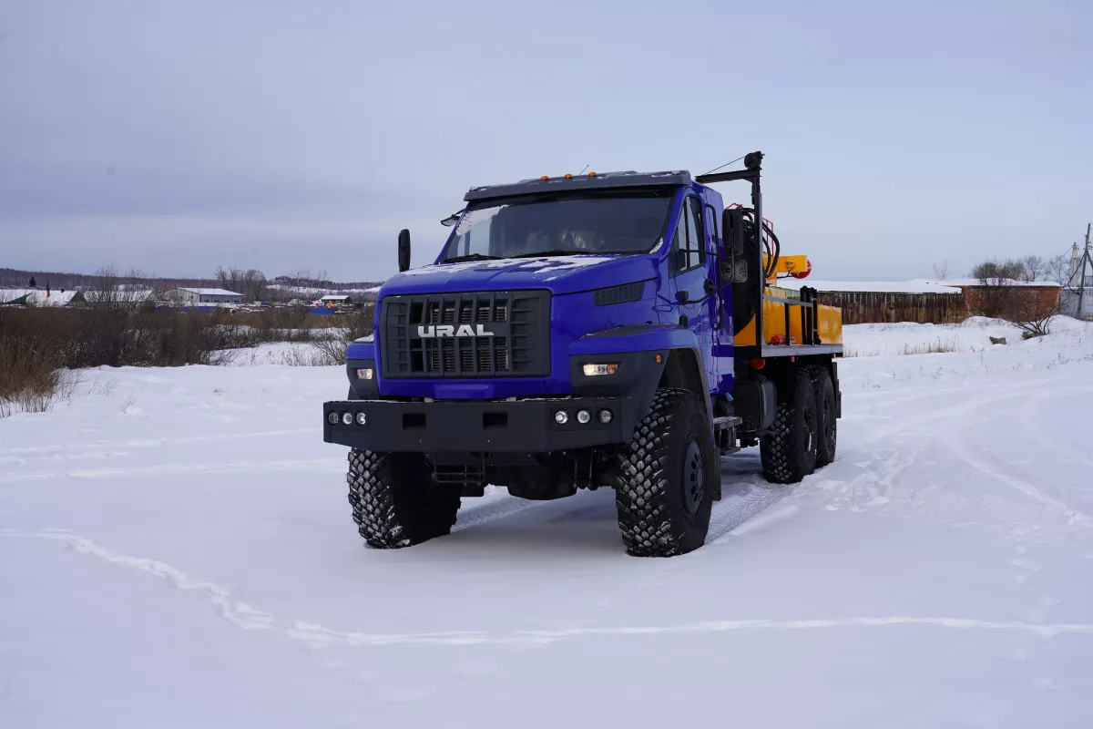 otgruzka-burovoj-ustanovki-aza-3m-na-shassi-ural-next-5557-72