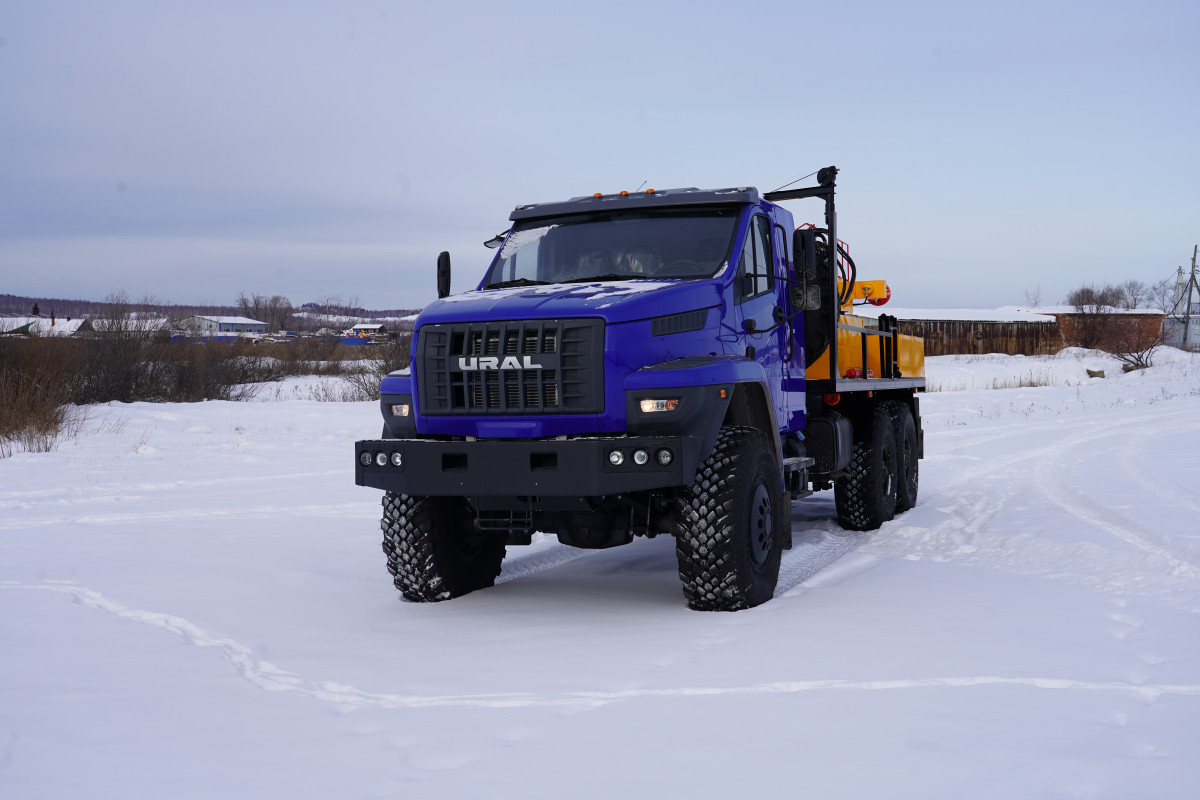 otgruzka-burovoj-ustanovki-aza-3m-na-shassi-ural-next-5557-72