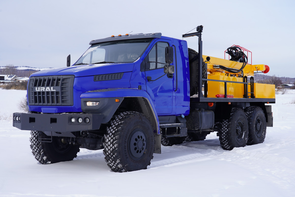 otgruzka-burovoj-ustanovki-aza-3m-na-shassi-ural-next-5557-72