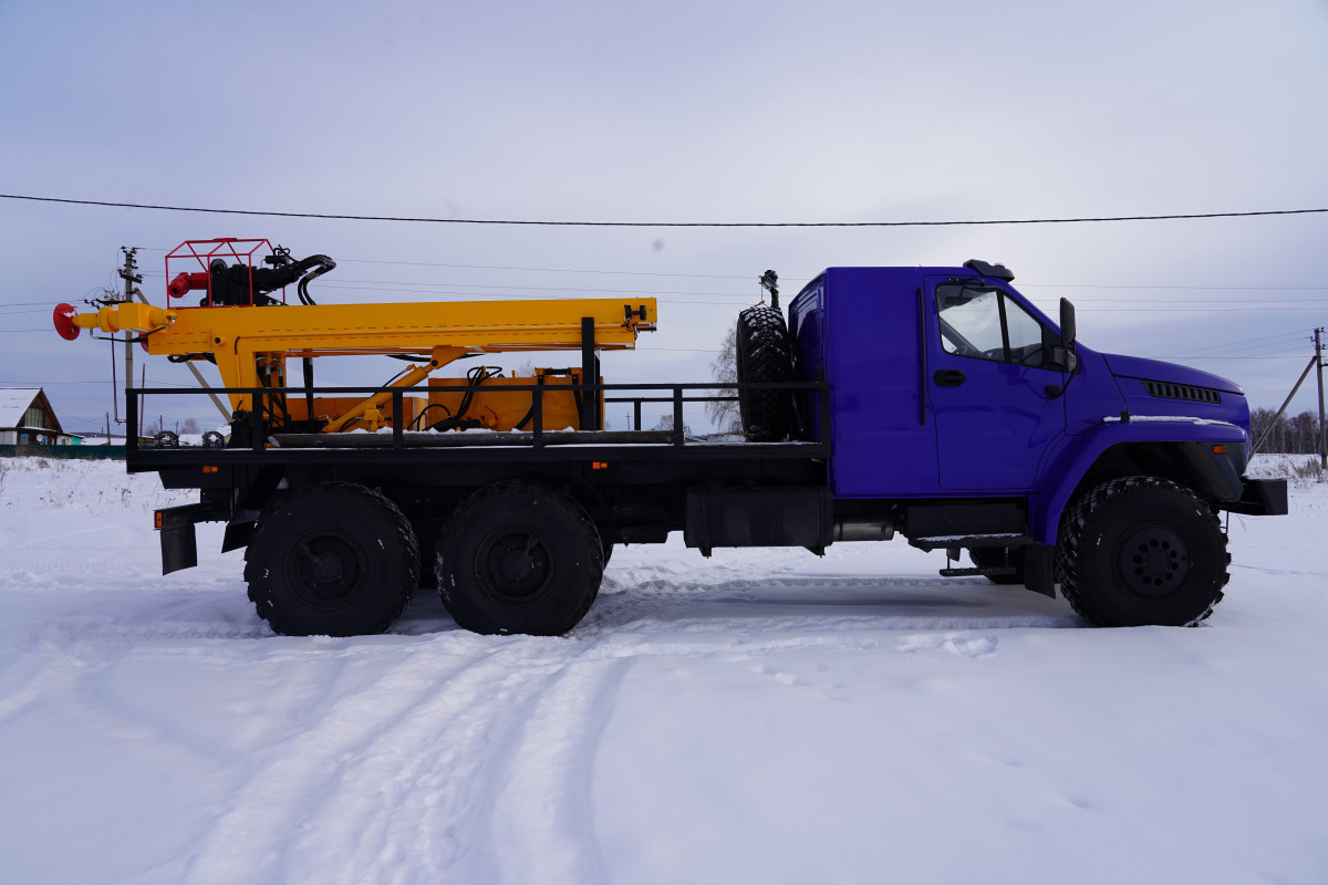otgruzka-burovoj-ustanovki-aza-3m-na-shassi-ural-next-5557-72