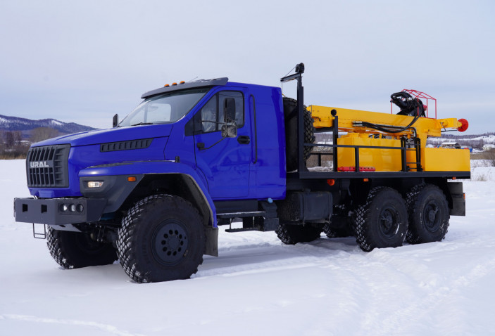 otgruzka-burovoj-ustanovki-aza-3m-na-shassi-ural-next-5557-72