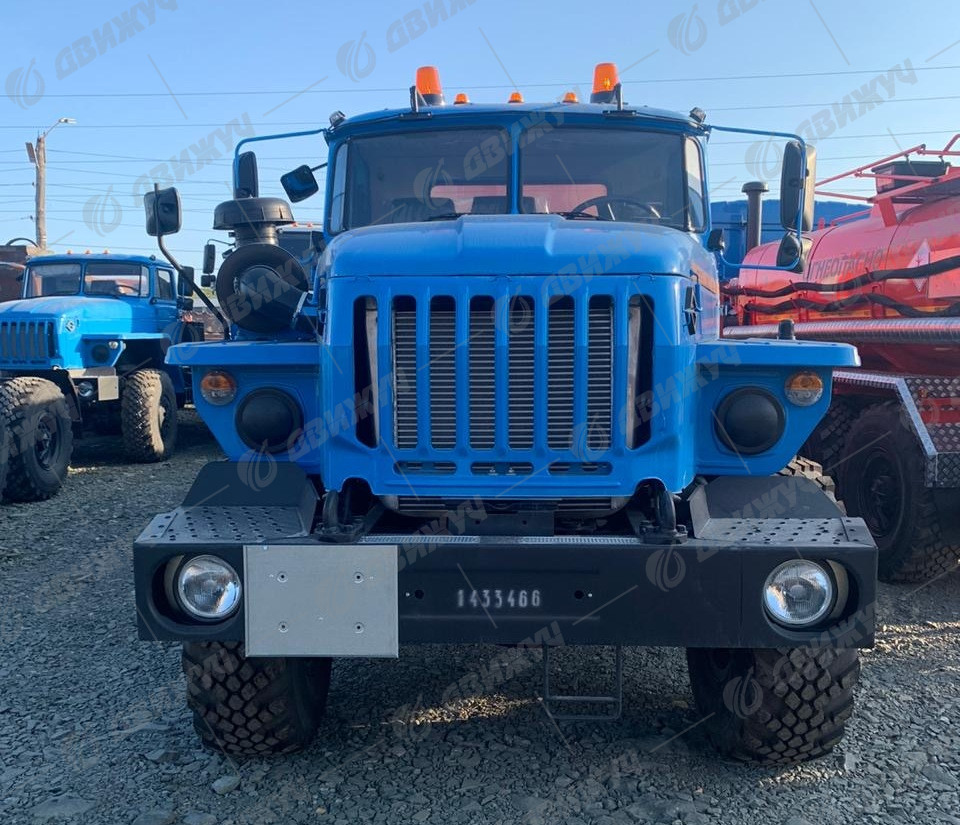 Урал 5557 Топливозаправщик