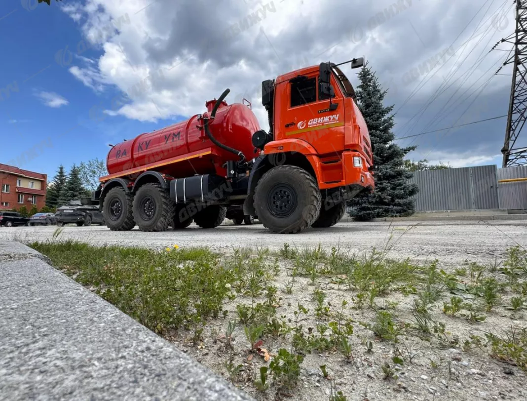 Вакуумная машина МВ-10 на шасси КАМАЗ 43118-48 (насос КО-505)