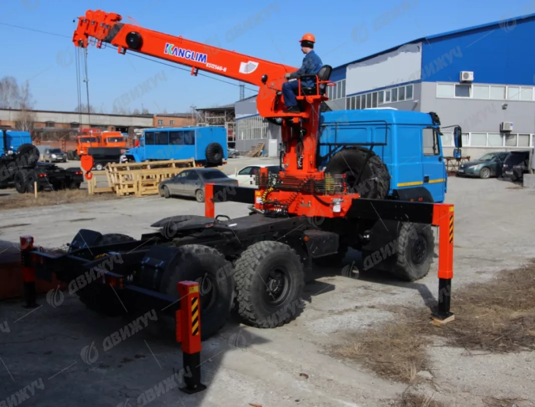 Седельный тягач Урал 44202-3511-82 с КМУ Kanglim 1256G-2