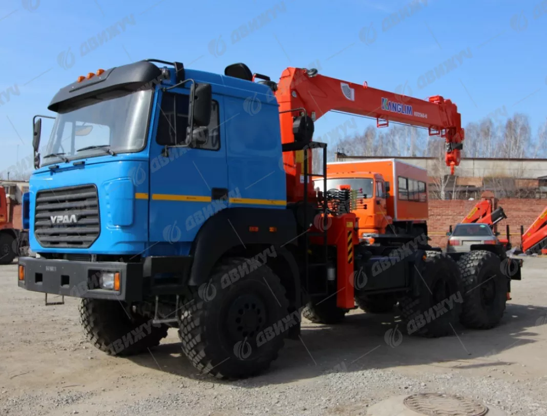 Седельный тягач Урал 44202-3511-82 с КМУ Kanglim 1256G-2