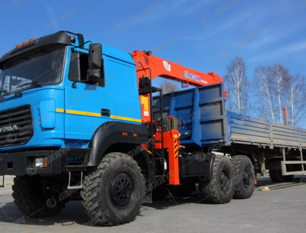 Седельный тягач Урал 44202-3511-82 с КМУ Kanglim 1256G-2