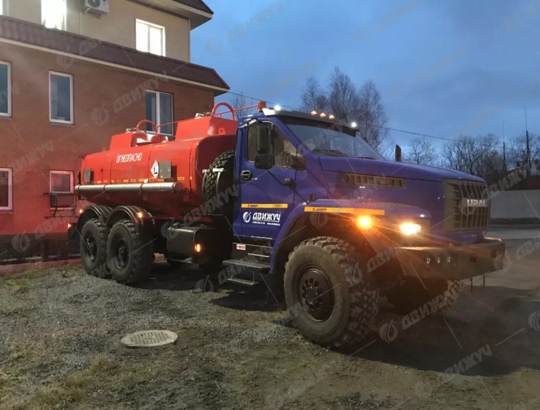 Бензовоз АЦ-10 на шасси Урал Next