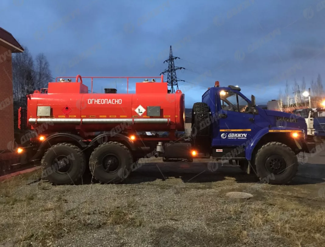 Бензовоз АЦ-10 на шасси Урал Next