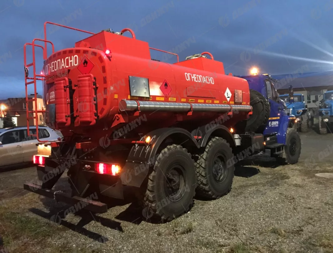 Бензовоз АЦ-10 на шасси Урал Next