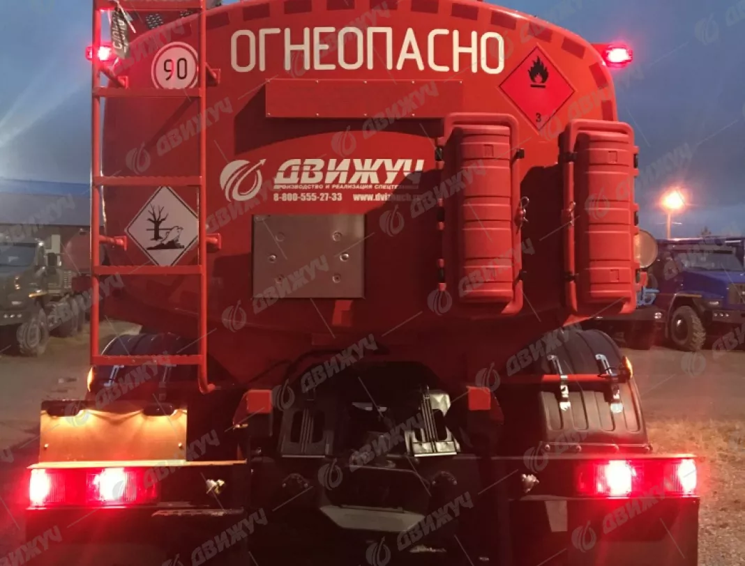 Бензовоз АЦ-10 на шасси Урал Next