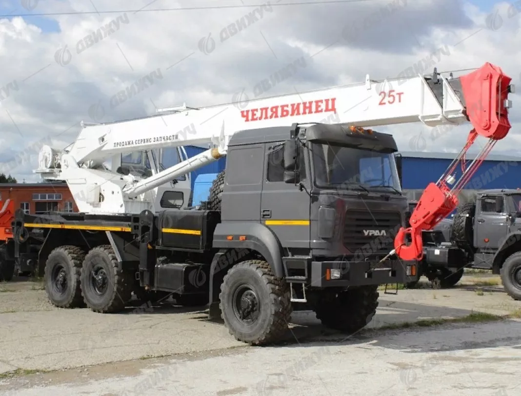 Автокран Челябинец КС-55732 на шасси Урал 5557-80 (бескапотный)