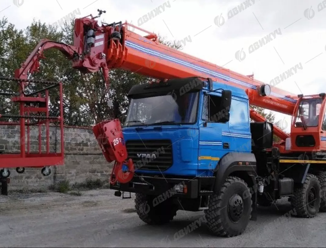 Автокран Челябинец КС-55732 на шасси Урал 5557-80 (бескапотный)