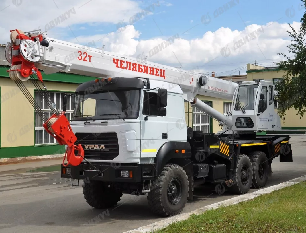Автокран Челябинец КС-55733-26 на шасси Урал 5557 (бескапотное) 