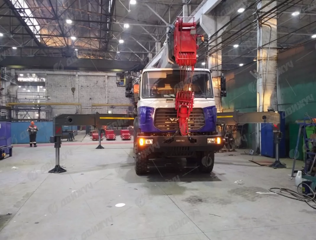 Автокран Челябинец КС-65717-34 на шасси Урал 9593 (8х8)