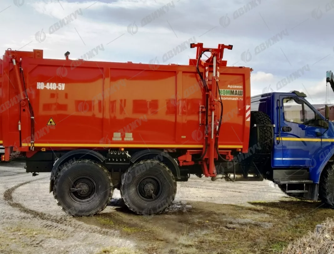 Мусоровоз с боковой загрузкой КО-440-5У на шасси УРАЛ-4320 NEXT