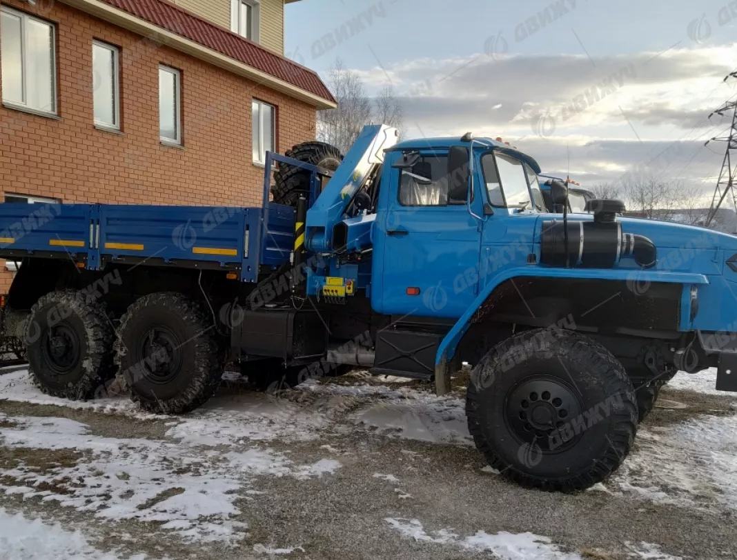 Бортовой Урал 4320 (капотный) с КМУ  ИМ-77