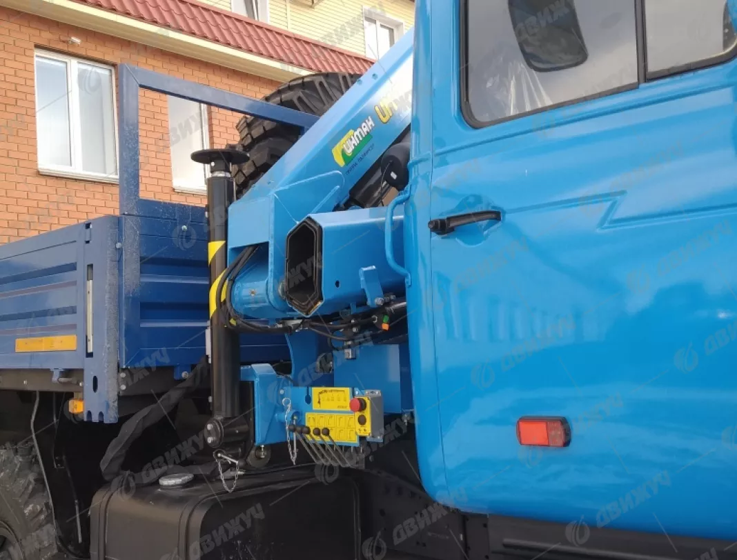Бортовой Урал 4320 (капотный) с КМУ  ИМ-77