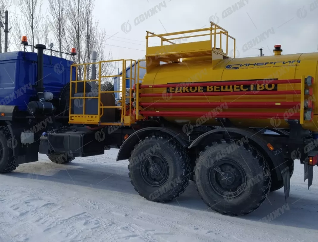 Агрегат кислотной обработки скважин СИН-32 на шасси УРАЛ 4320-80 бескапотный (50 Мпа, диаметр плунжера 100 )