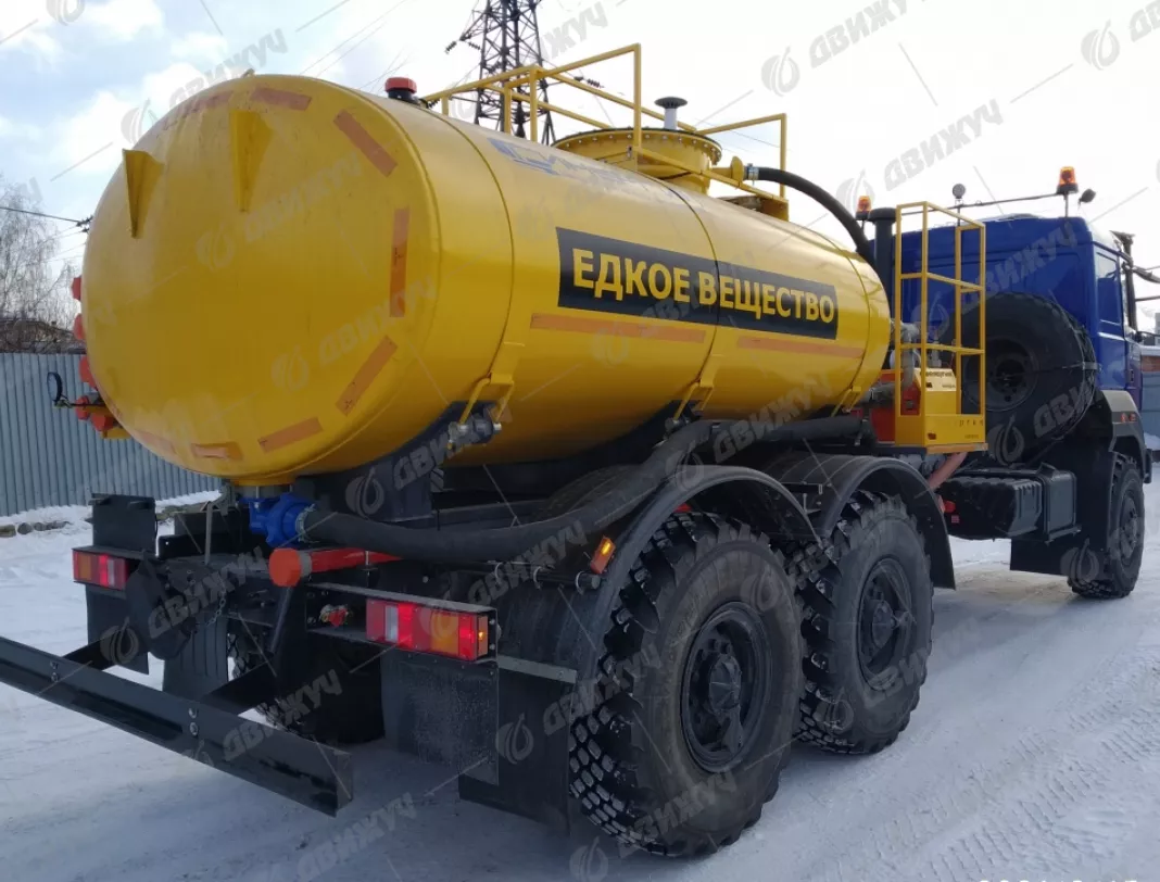 Агрегат кислотной обработки скважин СИН-32 на шасси УРАЛ 4320-80 бескапотный (50 Мпа, диаметр плунжера 100 )
