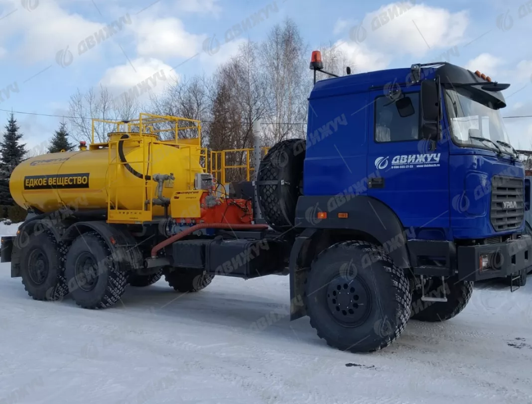 Агрегат кислотной обработки скважин СИН-32 на шасси УРАЛ 4320-80 бескапотный (50 Мпа, диаметр плунжера 100 )