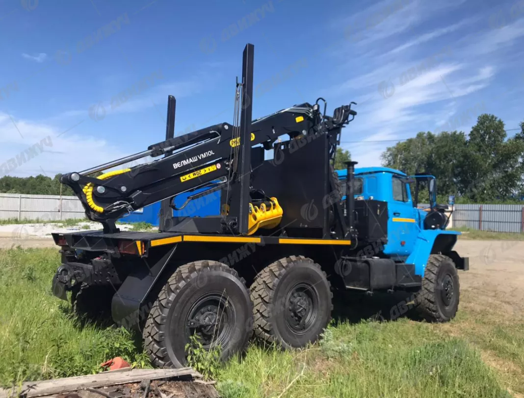 Лесовоз Урал 55571-1112-72 с манипулятором ГМУ ВЕЛМАШ VC8L74