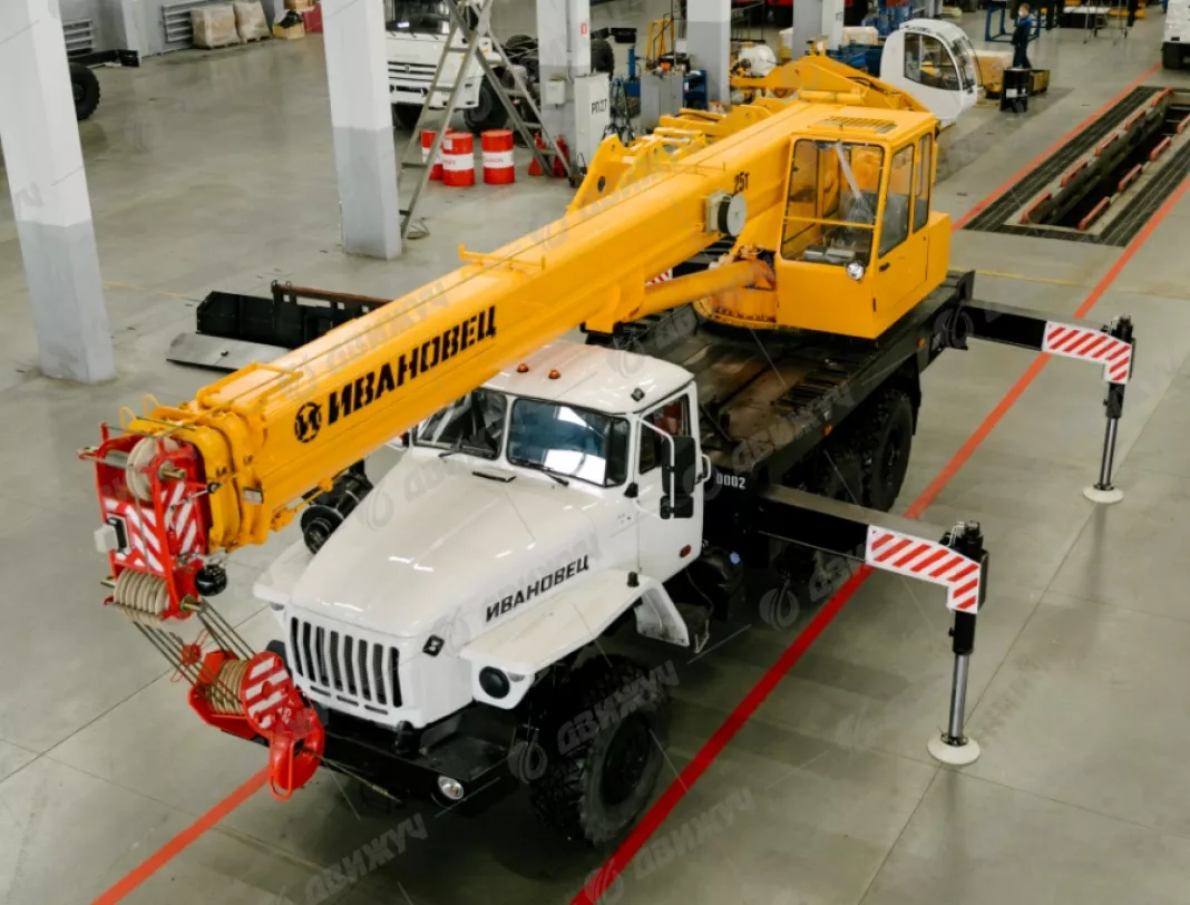АВТОКРАН ИВАНОВЕЦ КС-45717-3В на шасси УРАЛ-5557