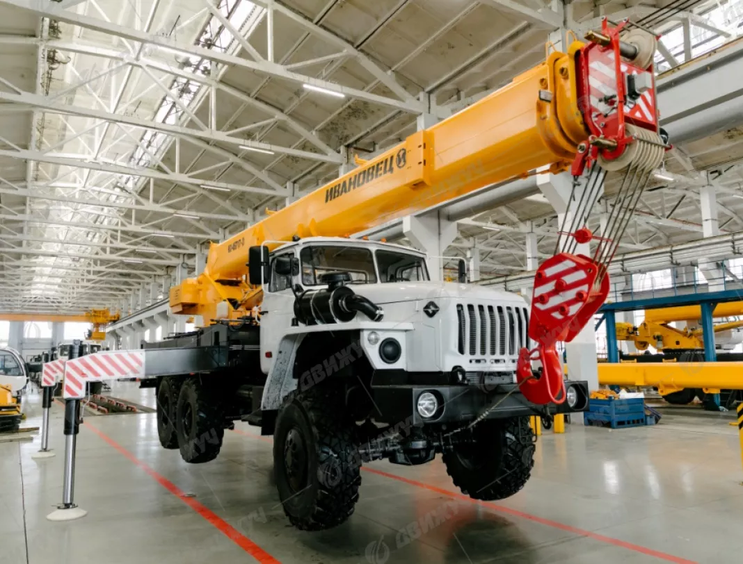 АВТОКРАН ИВАНОВЕЦ КС-45717-3В на шасси УРАЛ-5557