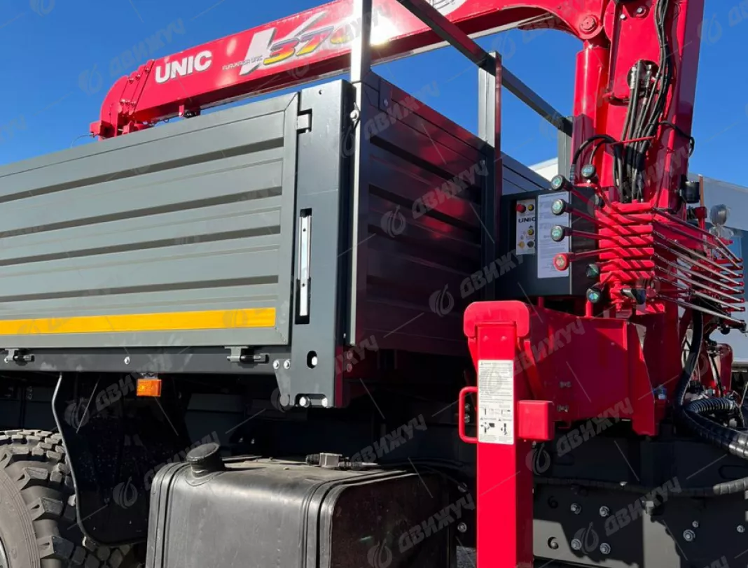 Бортовой на шасси Урал 4320 с КМУ Unic