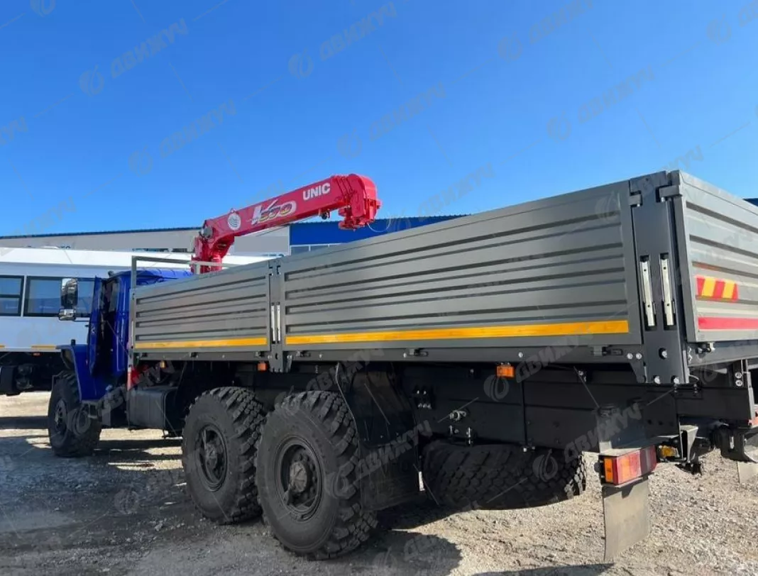 Бортовой на шасси Урал 4320 с КМУ Unic