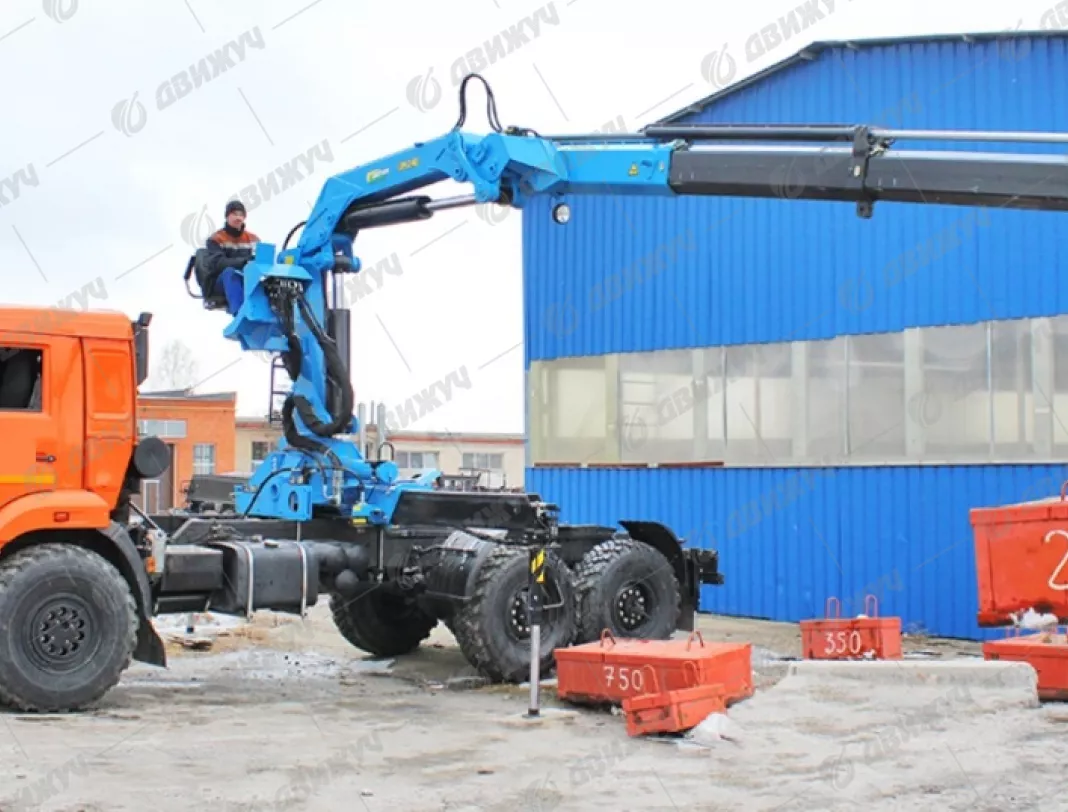 Седельный тягач КАМАЗ 43118-3078-50 с КМУ ИМ-240