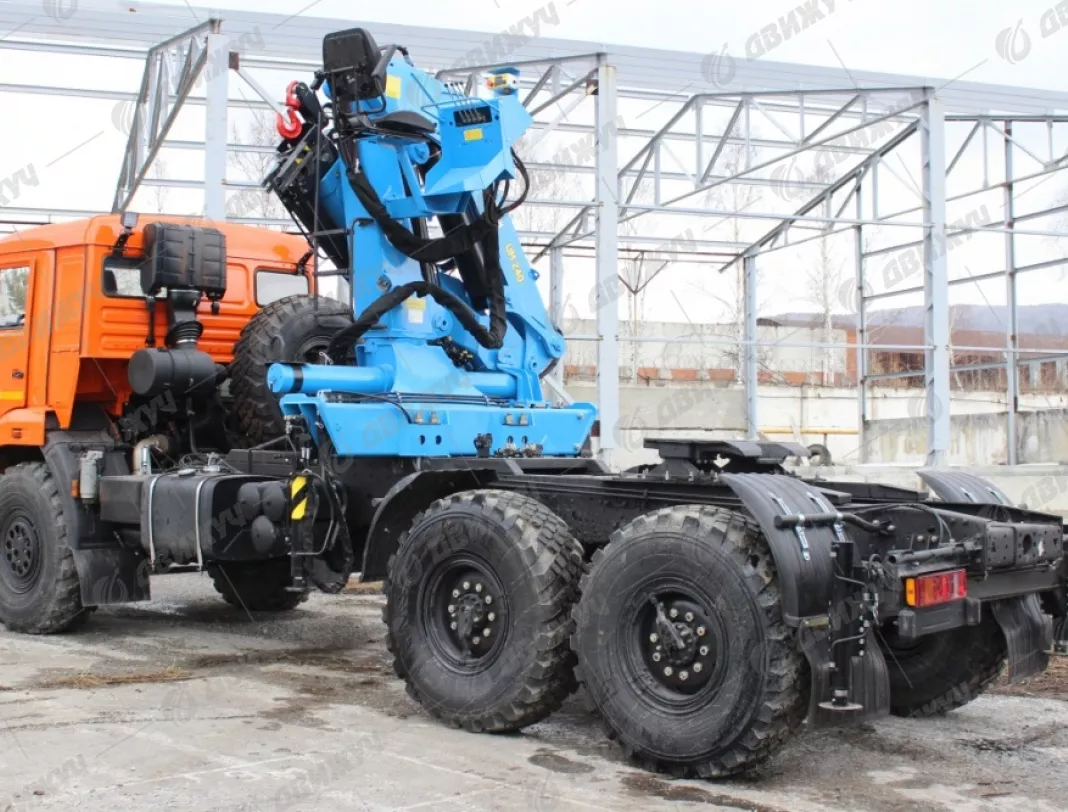 Седельный тягач КАМАЗ 43118-3078-50 с КМУ ИМ-240