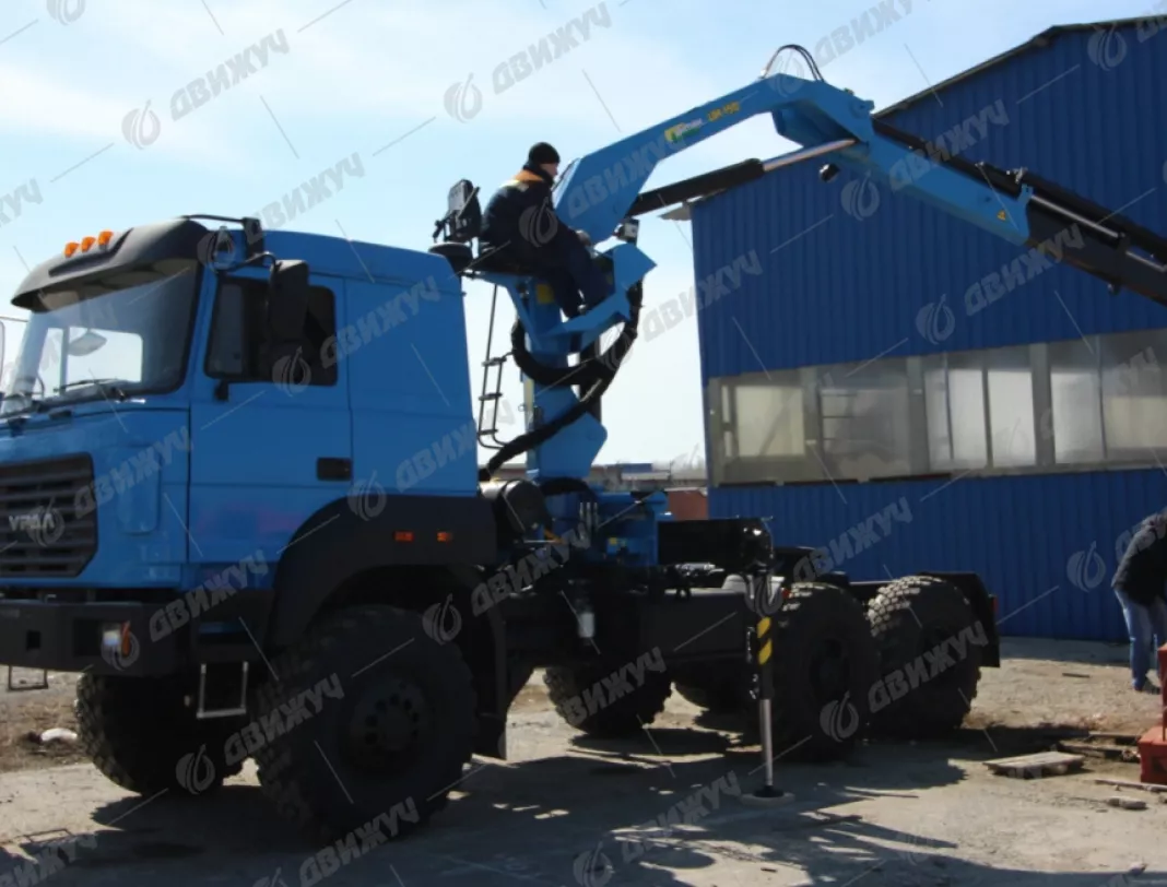 Седельный тягач Урал 44202-82 (бескапотный) с КМУ ИМ-240