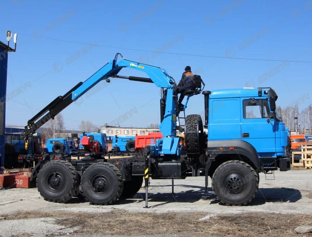 Седельный тягач Урал 44202-82 (бескапотный) с КМУ ИМ-240