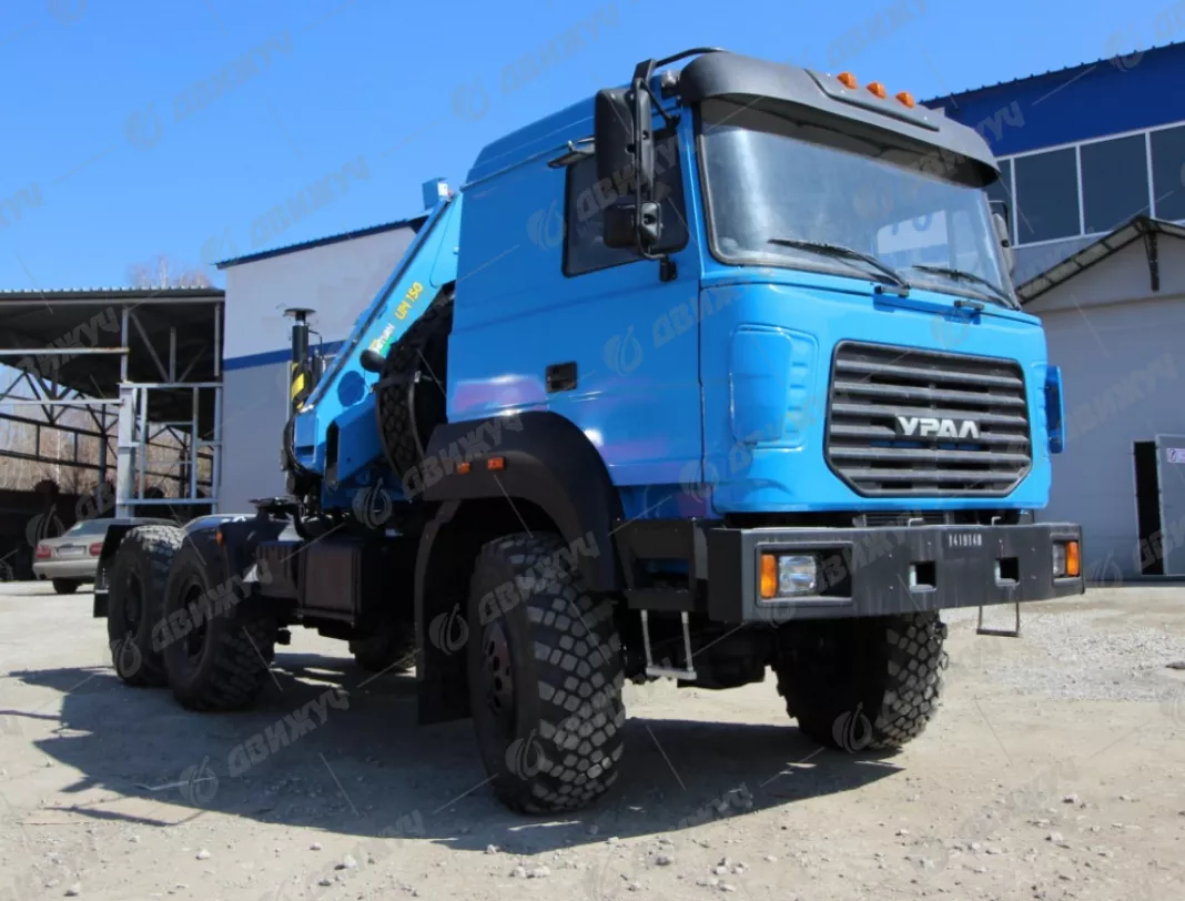 Седельный тягач Урал 44202-82 (бескапотный) с КМУ ИМ-240