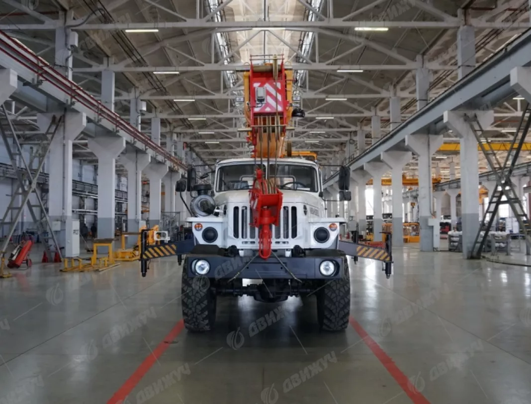 Автокран Ивановец КС-35714 на шасси УРАЛ-5557