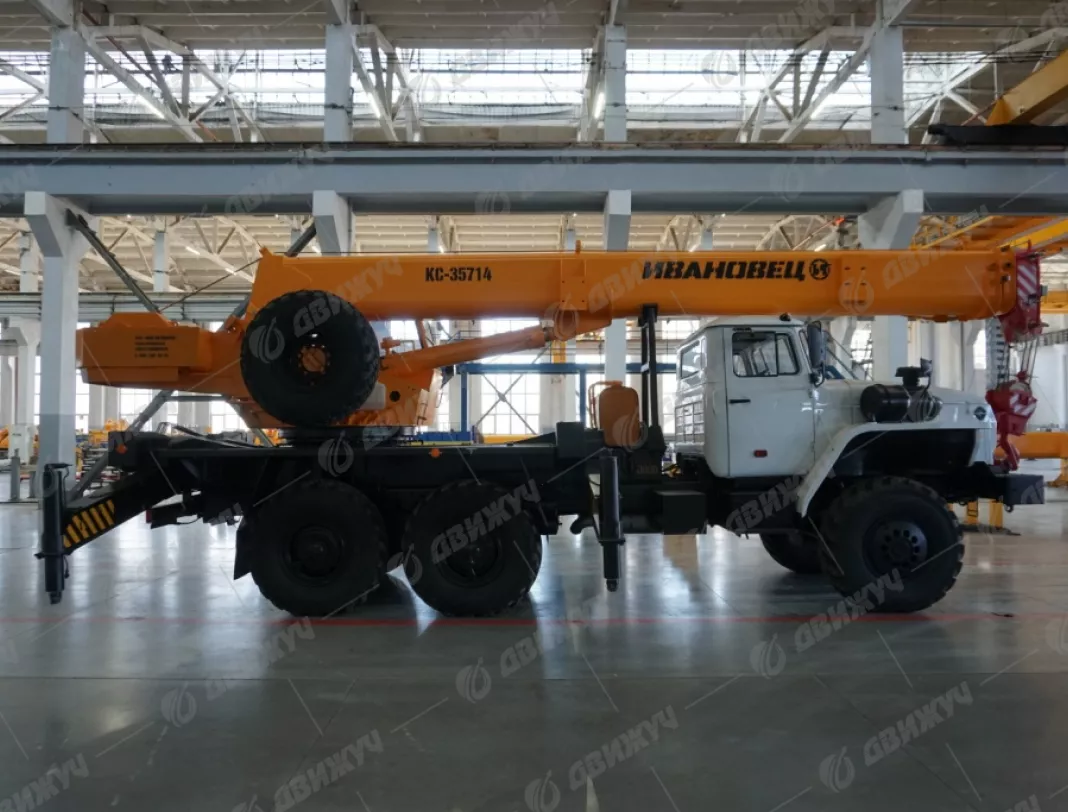 Автокран Ивановец КС-35714 на шасси УРАЛ-5557