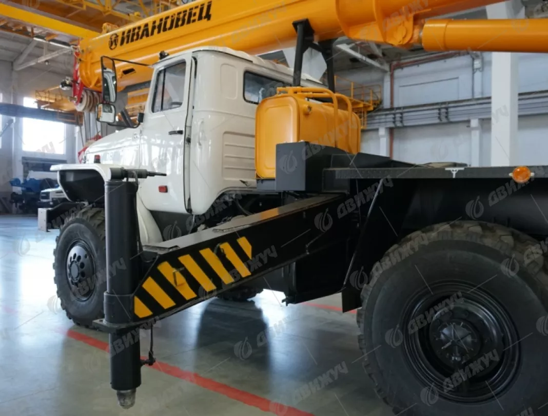 Автокран Ивановец КС-35714 на шасси УРАЛ-5557