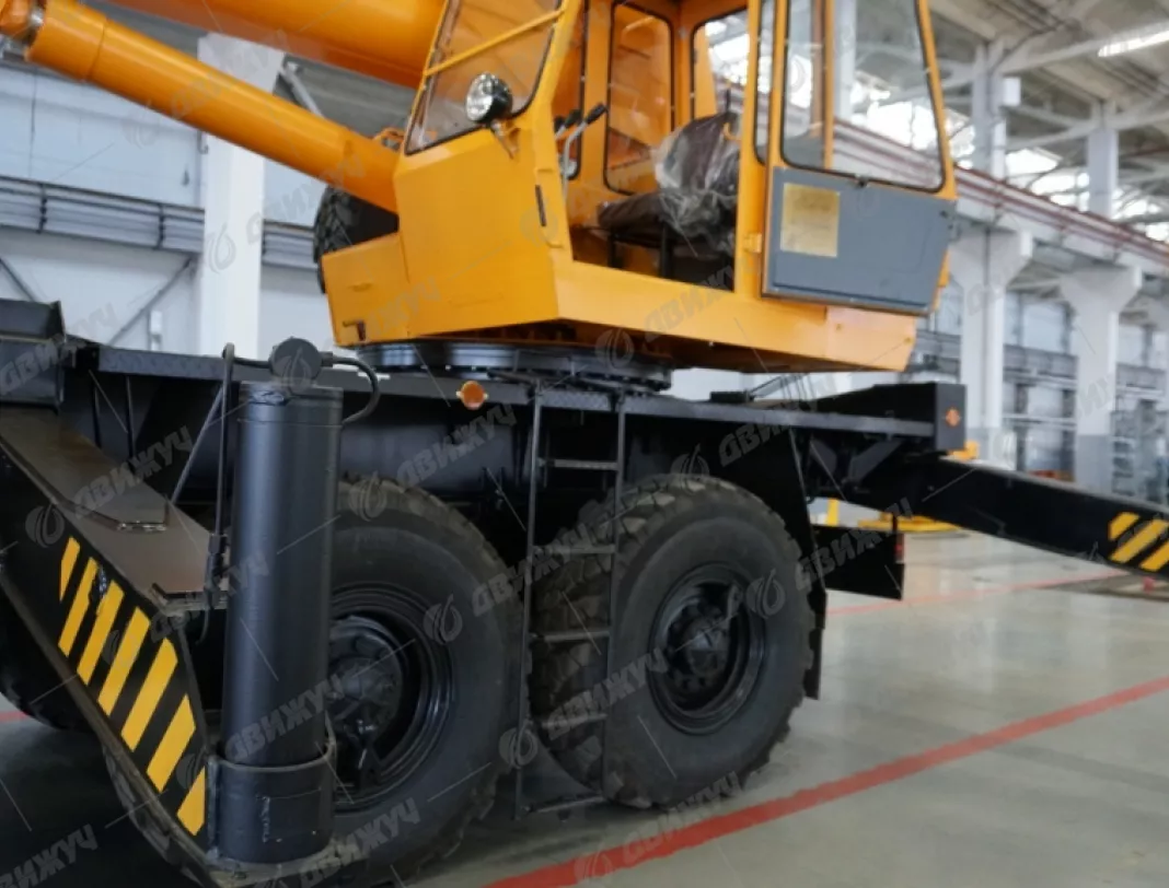 Автокран Ивановец КС-35714 на шасси УРАЛ-5557