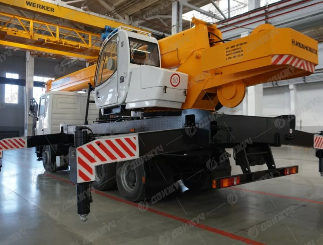 Автокран Ивановец 45717А-1Р на шасси МА3-6312С3